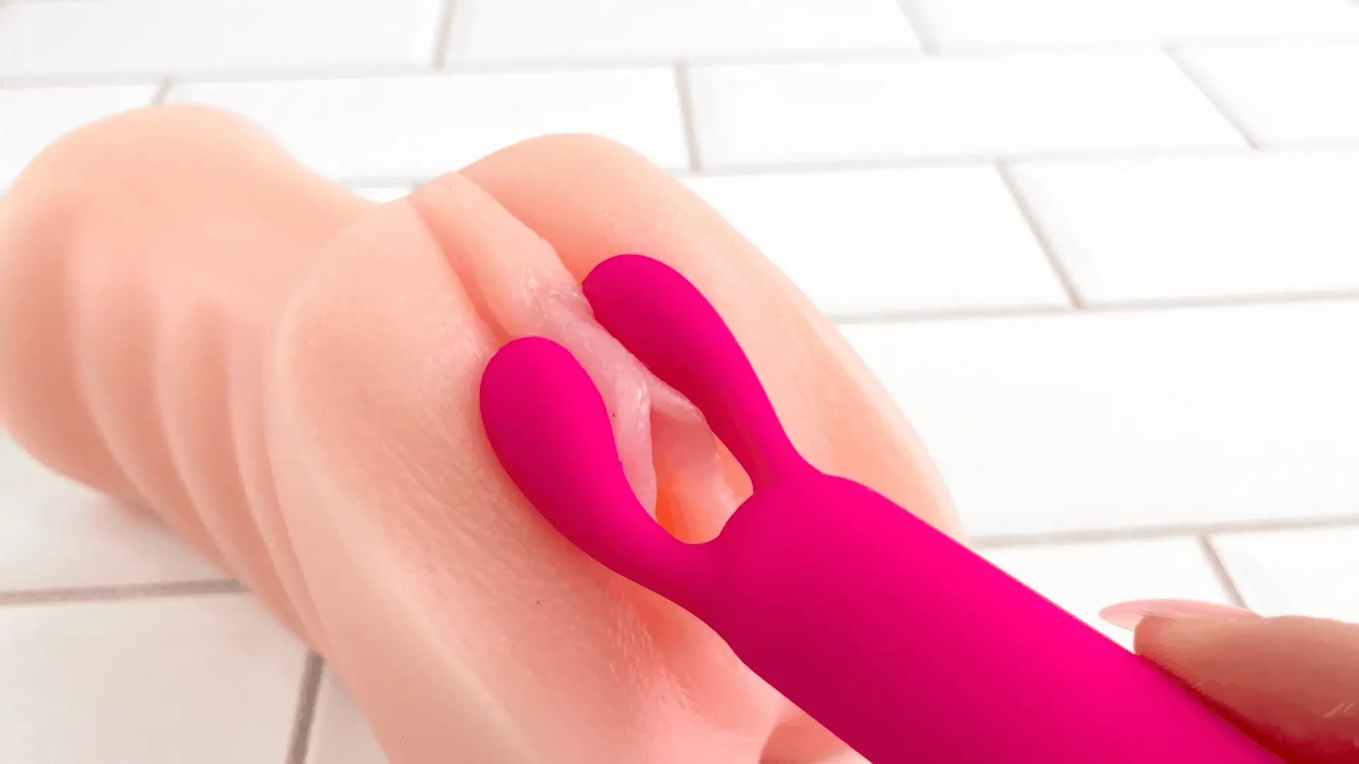 Mini Silicone Clit Encasing Vibe - Surrounds Your Clit in Powerful Pleasure! - Image 4