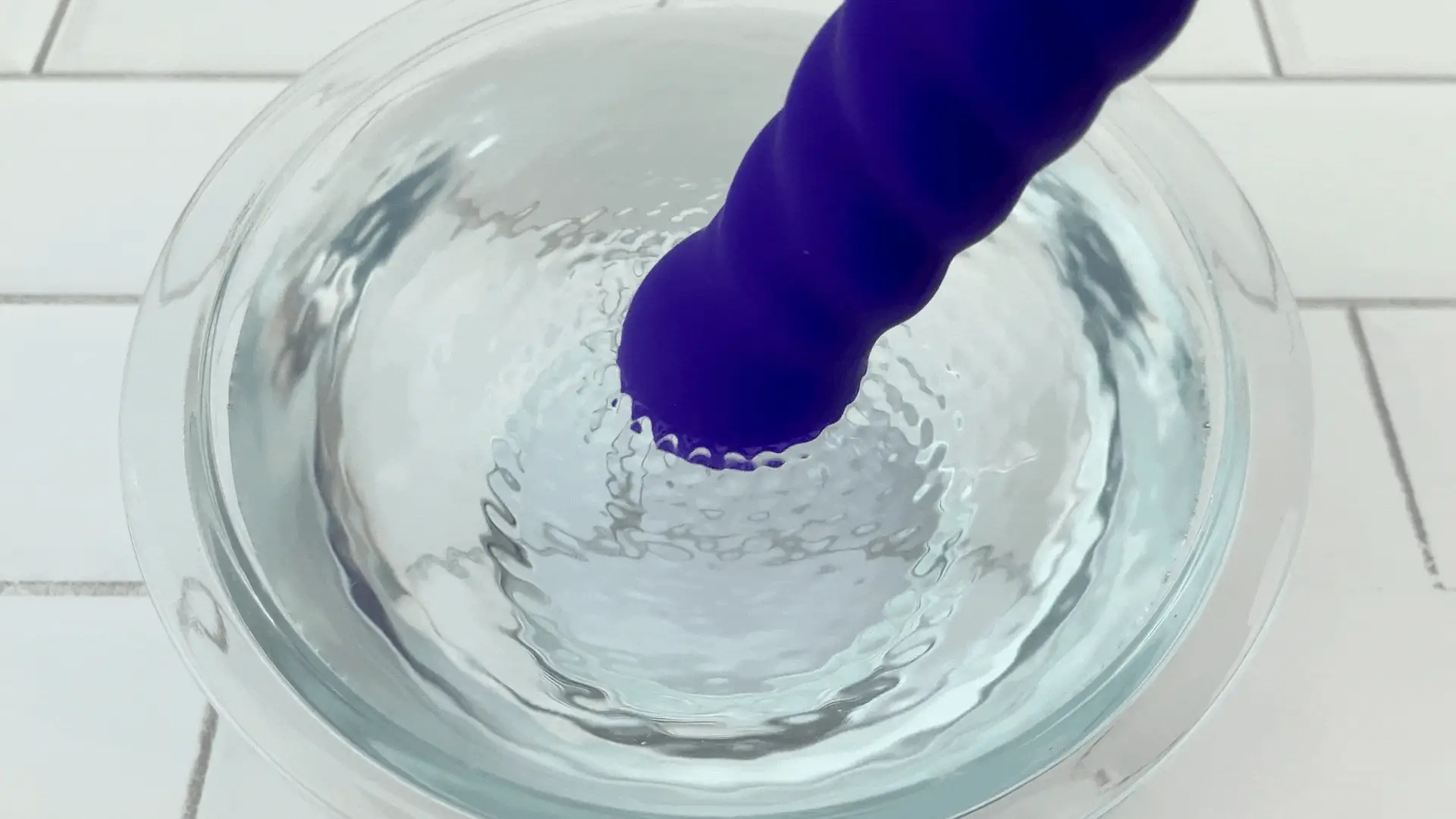 The Swirl Rechargeable Silicone Vibrator - Image 4